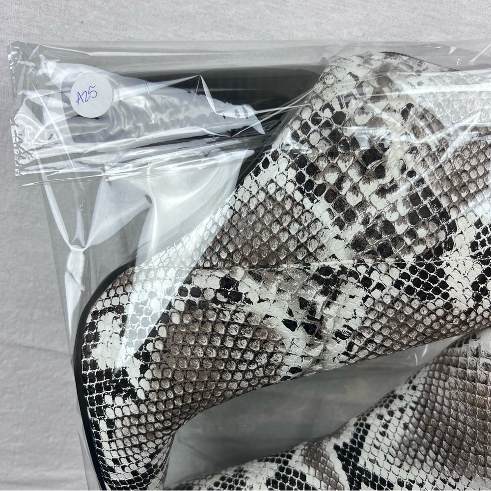 Qupid Women Snakeskin print Bootie 8.5 Faux Leather Point J Toe Black Ivory - Picture 11 of 11